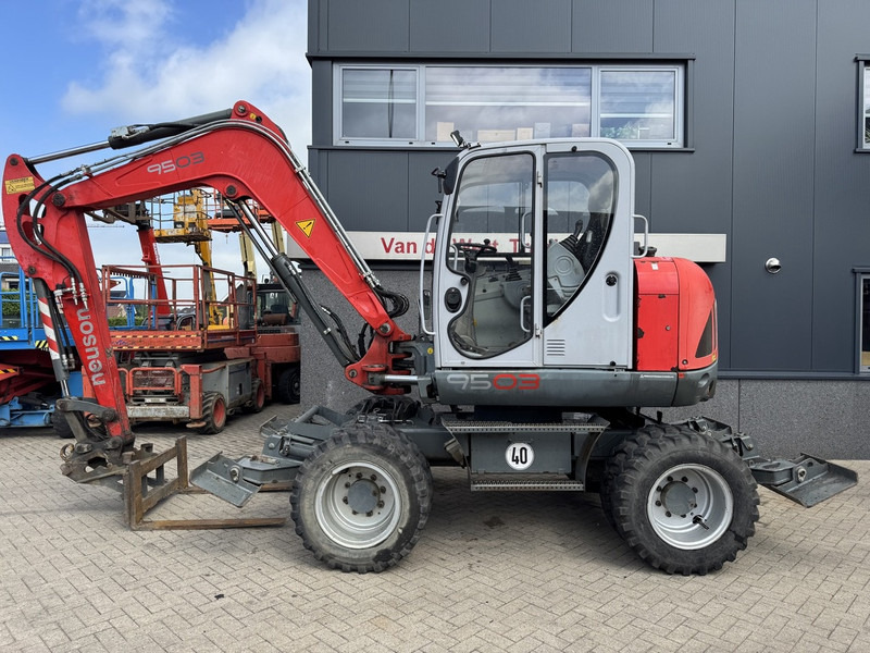 Neuson 9503 WD Mobiele Kraan 2009 Palletvork, Stenenklem, 2x Bak 8860hours Deutz Diesel - Mobilkran: das Bild 1 Neuson 9503 WD Mobiele Kraan 2009 Palletvork, Stenenklem, 2x Bak 8860hours Deutz Diesel - Mobilkran: das Bild 1