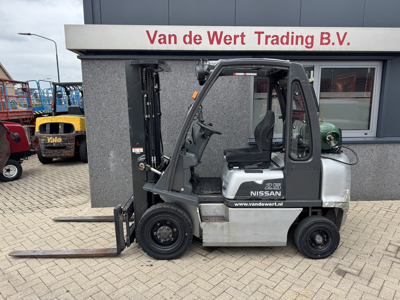 Nissan UD02A25PQ Triplo 475 Freelift/Sideshift LPG 2005 - Treibgasstapler: das Bild 1 Nissan UD02A25PQ Triplo 475 Freelift/Sideshift LPG 2005 - Treibgasstapler: das Bild 1