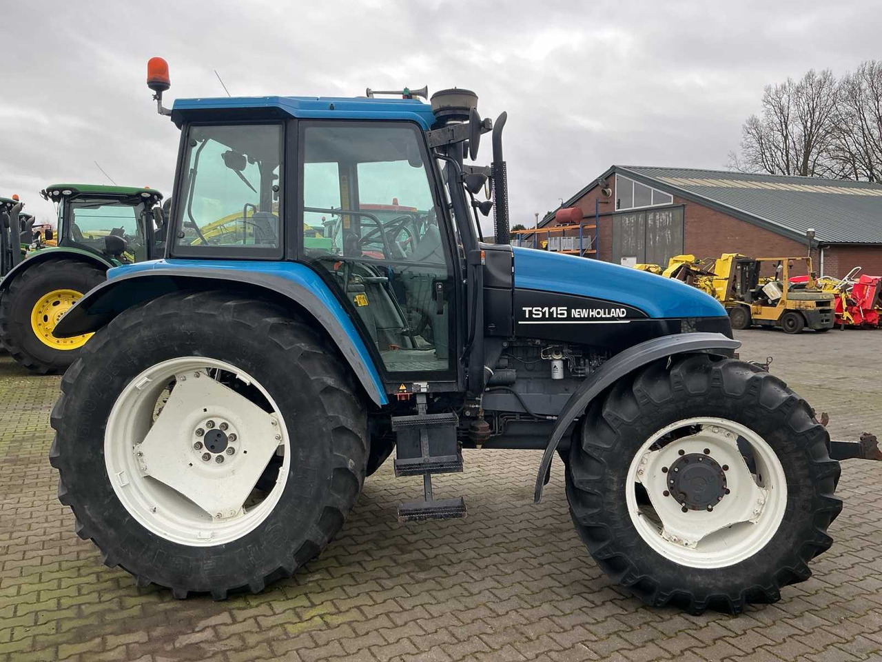 1998 NEW HOLLAND TS115 ALL-WHEEL DRIVE FARM TRACTOR - Traktor: das Bild 3 1998 NEW HOLLAND TS115 ALL-WHEEL DRIVE FARM TRACTOR - Traktor: das Bild 3