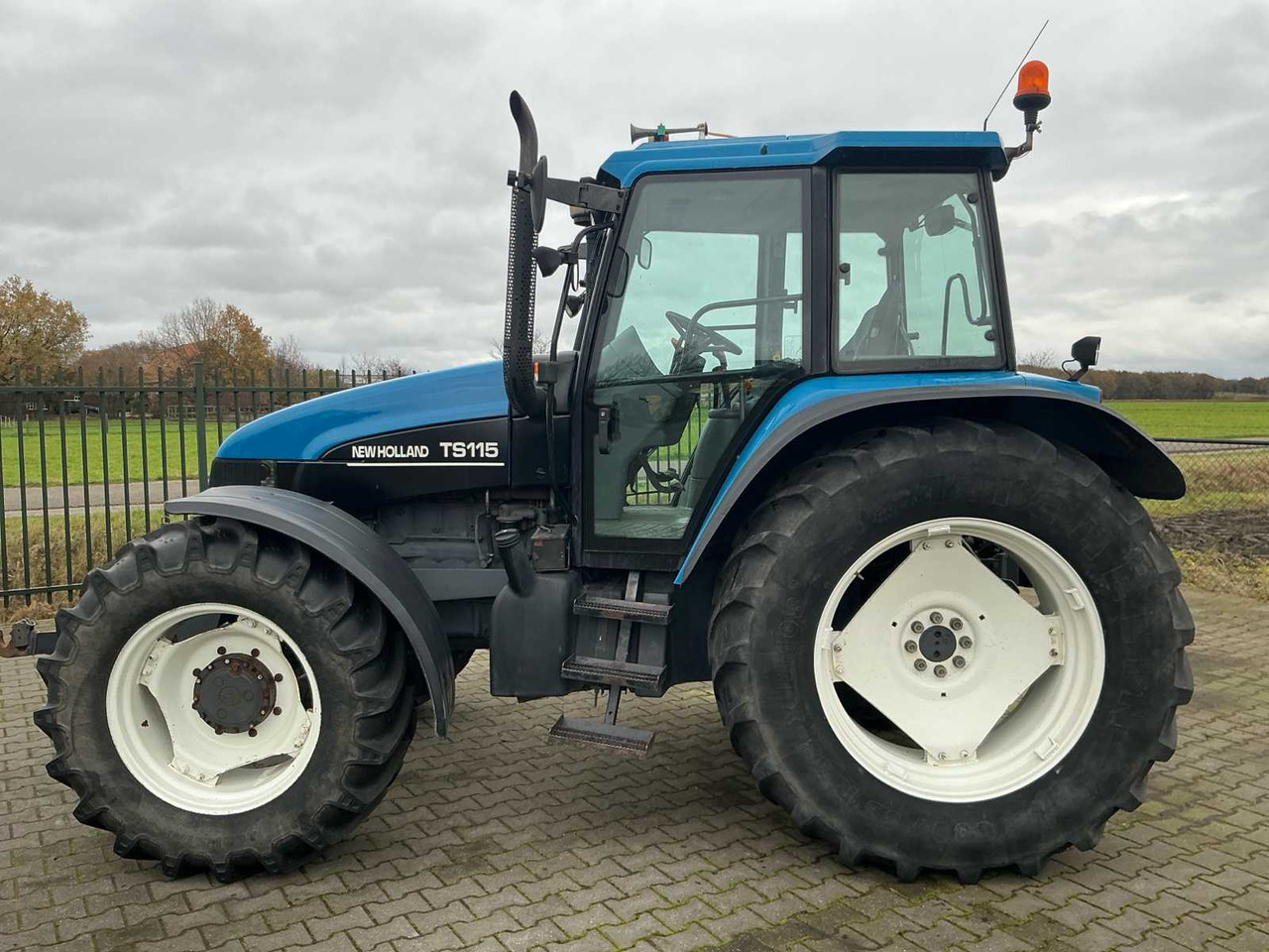 1998 NEW HOLLAND TS115 ALL-WHEEL DRIVE FARM TRACTOR - Traktor: das Bild 5 1998 NEW HOLLAND TS115 ALL-WHEEL DRIVE FARM TRACTOR - Traktor: das Bild 5