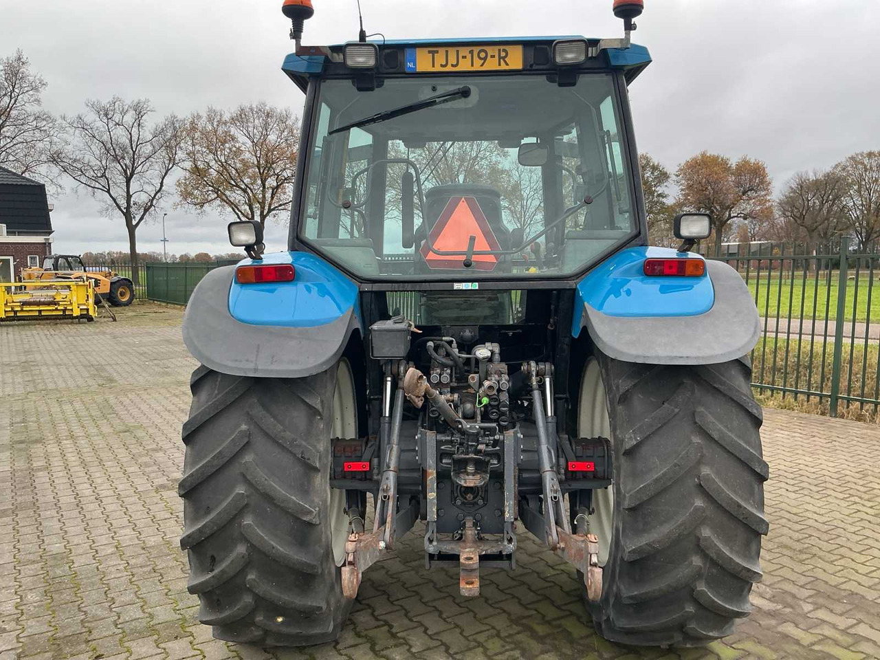1998 NEW HOLLAND TS115 ALL-WHEEL DRIVE FARM TRACTOR - Traktor: das Bild 4 1998 NEW HOLLAND TS115 ALL-WHEEL DRIVE FARM TRACTOR - Traktor: das Bild 4