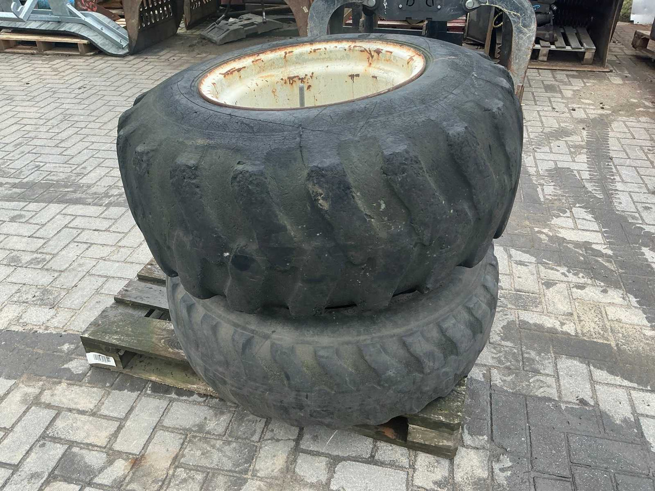 DOUBLE TIRE ON RIM - Mobilbagger: das Bild 1 DOUBLE TIRE ON RIM - Mobilbagger: das Bild 1