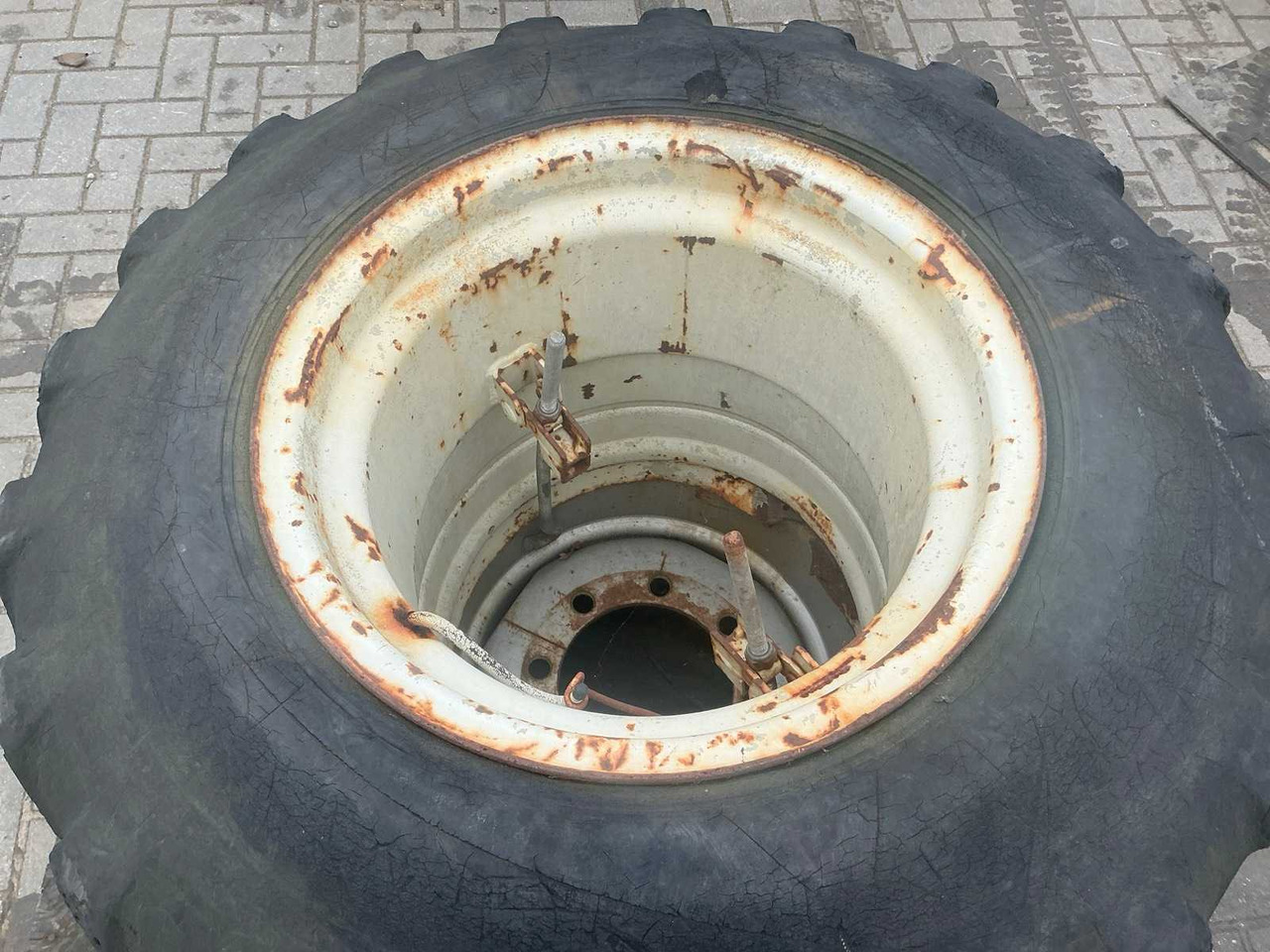 DOUBLE TIRE ON RIM - Mobilbagger: das Bild 4 DOUBLE TIRE ON RIM - Mobilbagger: das Bild 4