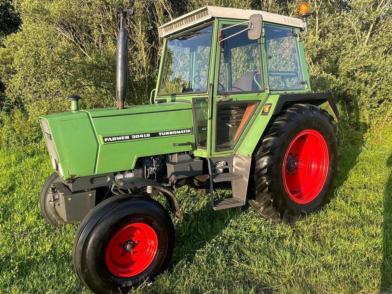 Fendt Farmer 304 LS Turbomatik - Traktor: das Bild 1 Fendt Farmer 304 LS Turbomatik - Traktor: das Bild 1