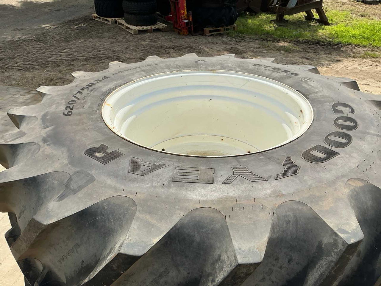 Goodyear DT820 - Felgen und Reifen für Traktor: das Bild 4 Goodyear DT820 - Felgen und Reifen für Traktor: das Bild 4