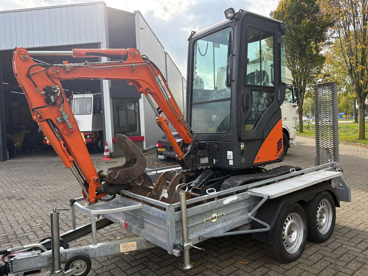 HITACHI - ZX17U-2 - MINI EXCAVATOR INCL. ADHERENT - Minibagger: das Bild 1 HITACHI - ZX17U-2 - MINI EXCAVATOR INCL. ADHERENT - Minibagger: das Bild 1