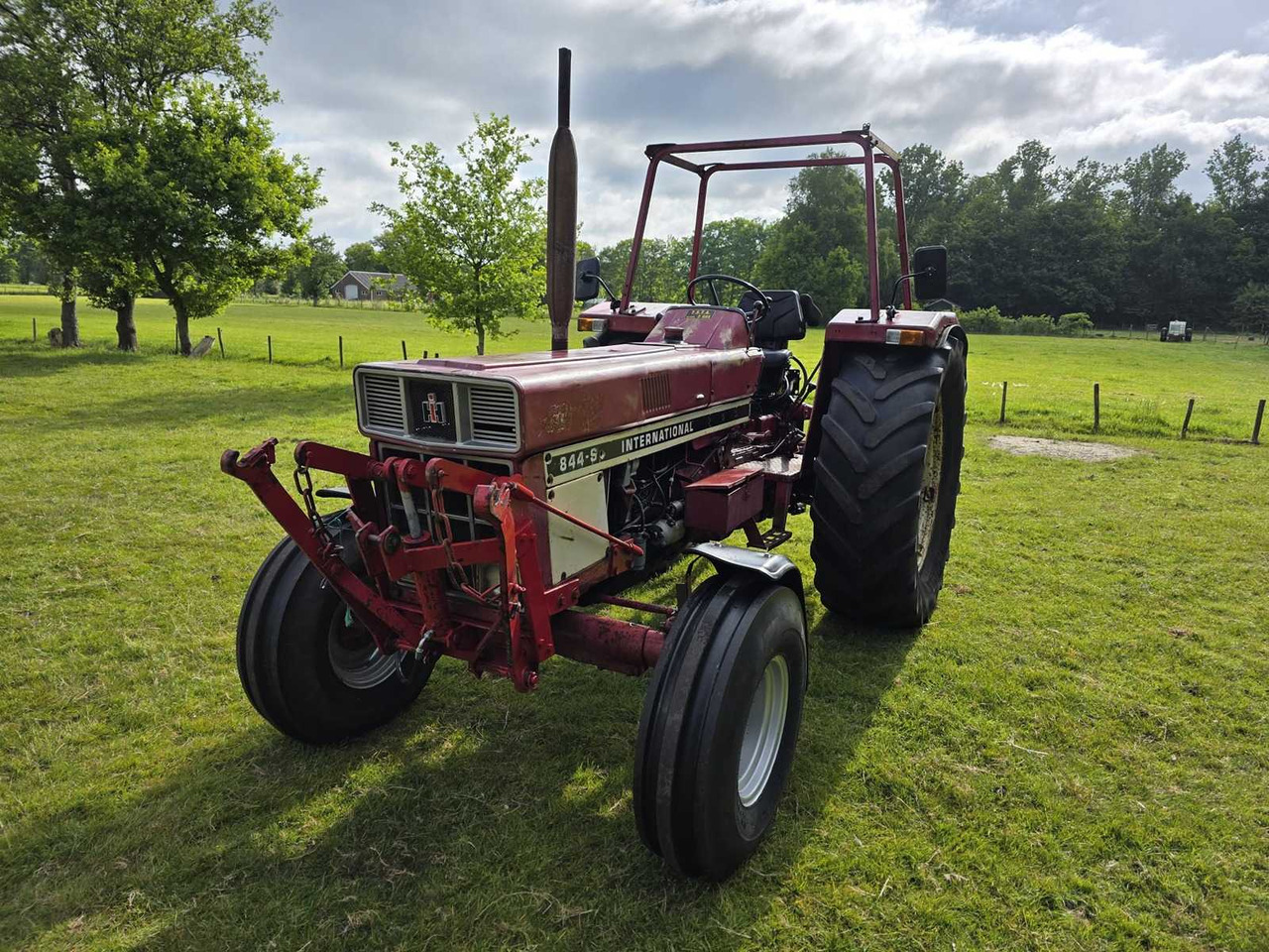 International 844-S - Traktor: das Bild 2 International 844-S - Traktor: das Bild 2