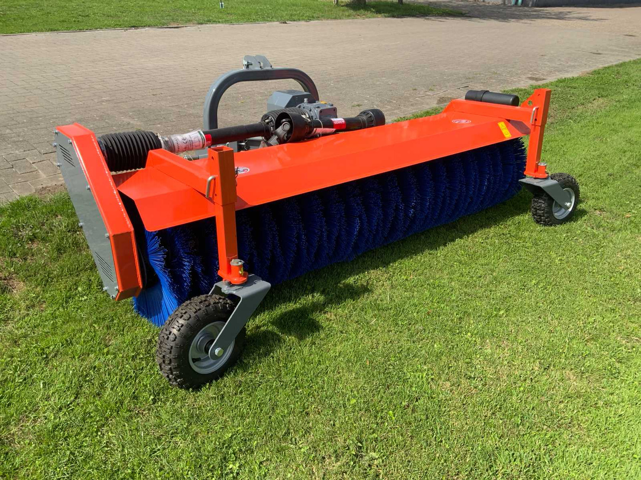 Loma Sweeper SWLT220 - Frontlader für Traktor: das Bild 3 Loma Sweeper SWLT220 - Frontlader für Traktor: das Bild 3