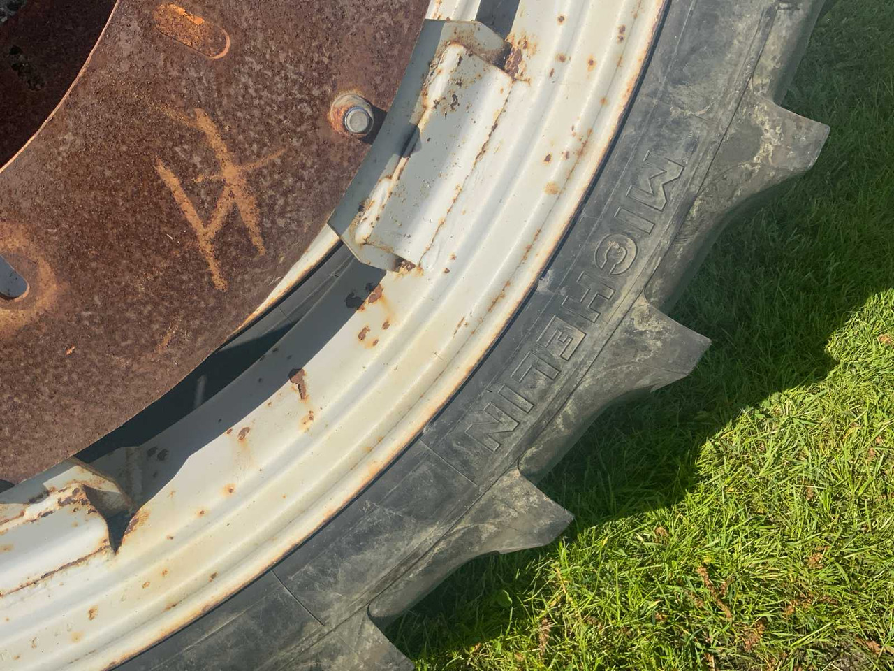 Michelin 9.5-48 bibagrip 3 - Felgen und Reifen für Traktor: das Bild 5 Michelin 9.5-48 bibagrip 3 - Felgen und Reifen für Traktor: das Bild 5