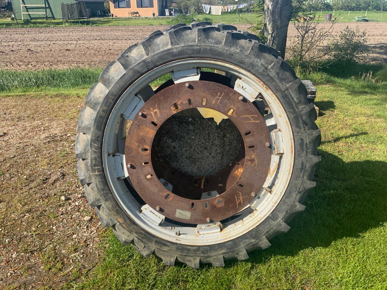 Michelin 9.5-48 bibagrip 3 - Felgen und Reifen für Traktor: das Bild 1 Michelin 9.5-48 bibagrip 3 - Felgen und Reifen für Traktor: das Bild 1