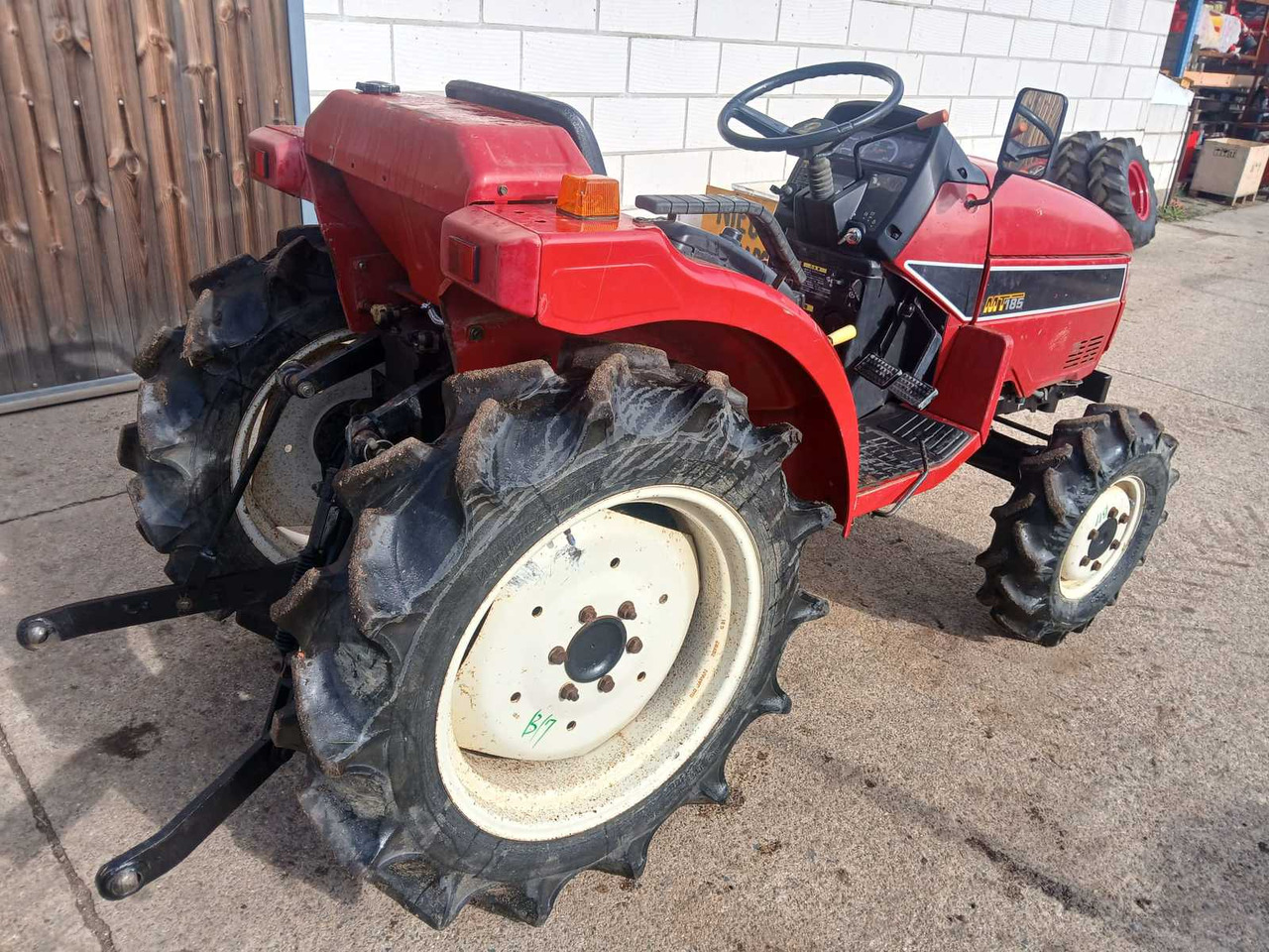 Mitsubishi MT185 - Kleintraktor: das Bild 3 Mitsubishi MT185 - Kleintraktor: das Bild 3