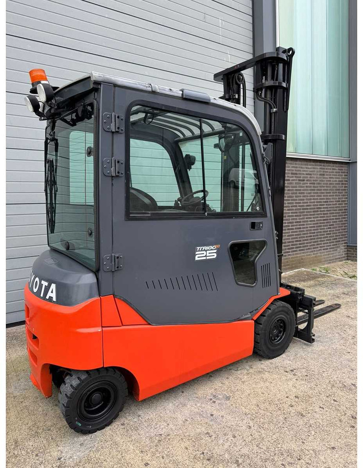 TOYOTA - 2013 - 8-FBMT-25 - FORK POSITIONER, SIDE-SHIFT - FORKLIFT - Gabelstapler: das Bild 4 TOYOTA - 2013 - 8-FBMT-25 - FORK POSITIONER, SIDE-SHIFT - FORKLIFT - Gabelstapler: das Bild 4