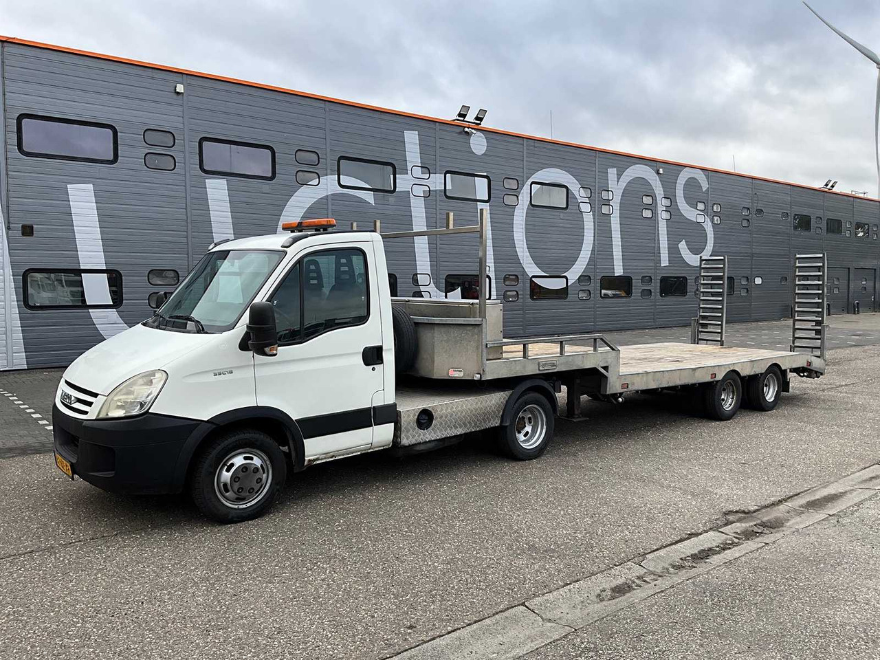 2006 IVECO DAILY 35C18 WITH VELDHUIZEN SEMI-TRAILER BE COMBINATION - Transporter: das Bild 1 2006 IVECO DAILY 35C18 WITH VELDHUIZEN SEMI-TRAILER BE COMBINATION - Transporter: das Bild 1
