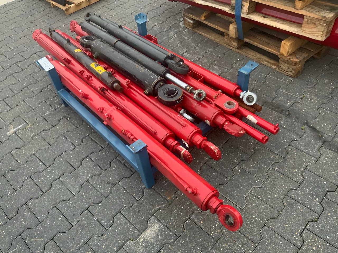 Various hydraulic cylinders for Schuitemaker (approx. 12 pieces) - Düngetechnik: das Bild 1 Various hydraulic cylinders for Schuitemaker (approx. 12 pieces) - Düngetechnik: das Bild 1