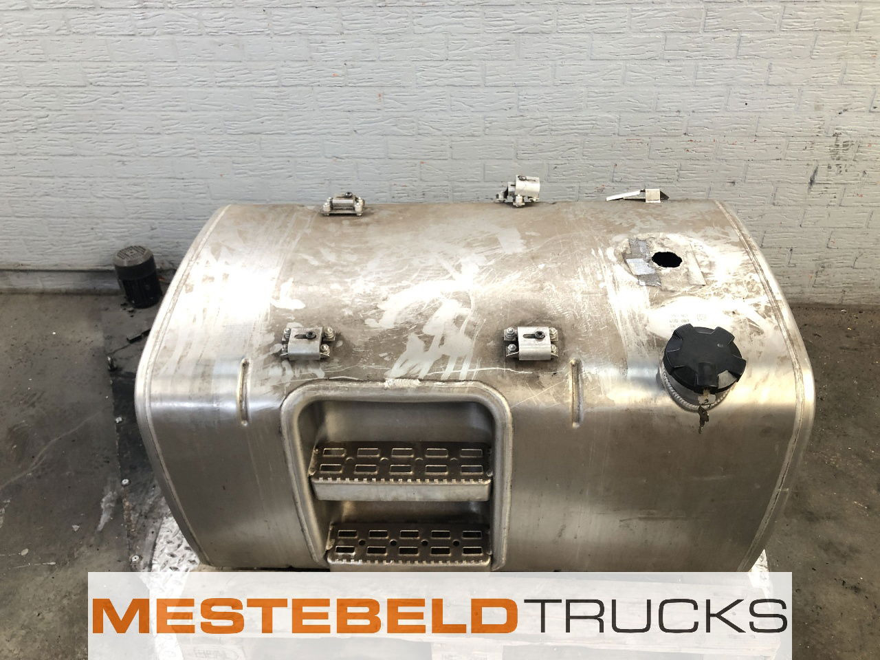 DAF Brandstoftank 400 liter - Kraftstoffaufbereitung/ Kraftstoffförderung für LKW: das Bild 1 DAF Brandstoftank 400 liter - Kraftstoffaufbereitung/ Kraftstoffförderung für LKW: das Bild 1