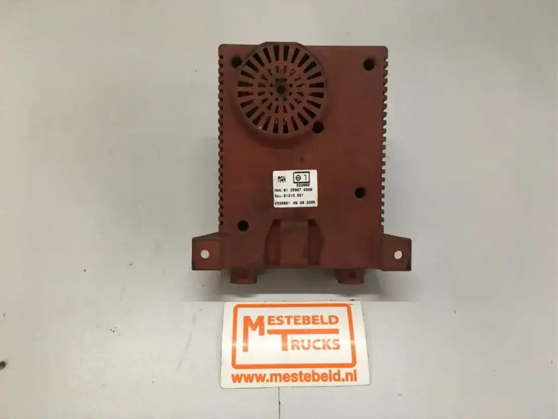 MAN Omvormer 24V 36A - Elektrische Ausrüstung für LKW: das Bild 1 MAN Omvormer 24V 36A - Elektrische Ausrüstung für LKW: das Bild 1