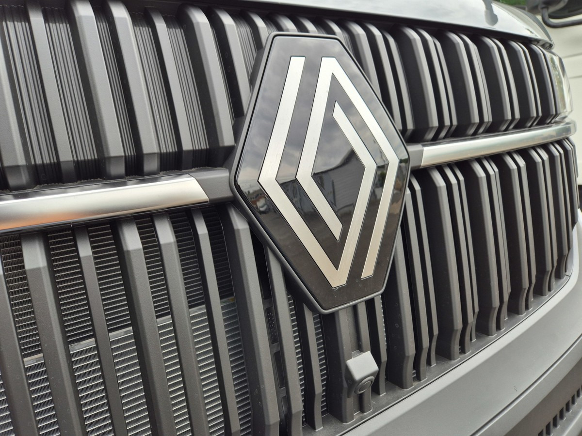 RENAULT Master L2H1 (neues Mod.) Alupritsche m. Kran - Pritsche Transporter: das Bild 2 RENAULT Master L2H1 (neues Mod.) Alupritsche m. Kran - Pritsche Transporter: das Bild 2