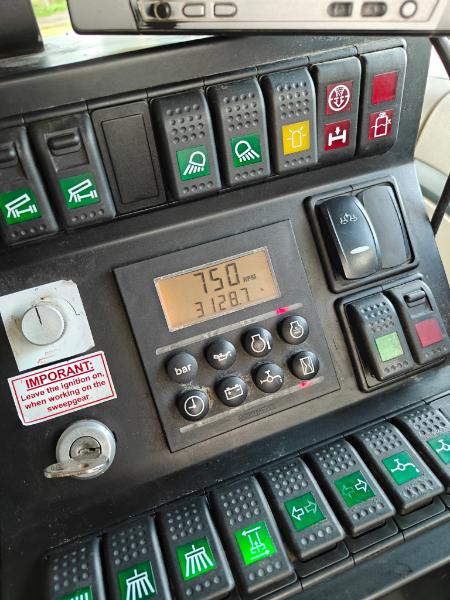 Brock SL280/2 MB Actros 1833 - Kehrmaschine: das Bild 5 Brock SL280/2 MB Actros 1833 - Kehrmaschine: das Bild 5