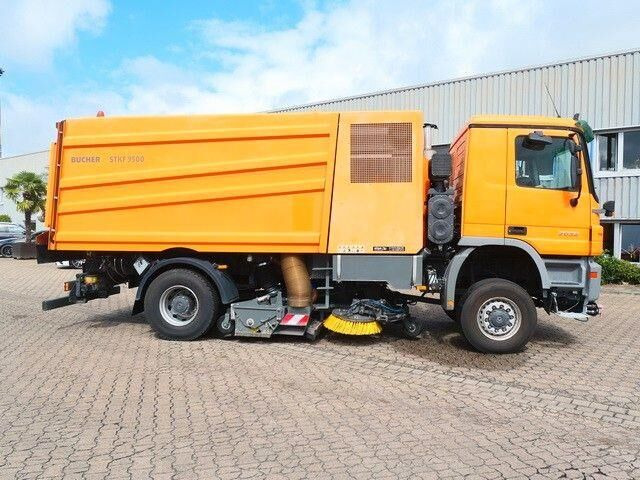 Mercedes-Benz 2032 A Actros 4x4, Bucher STKF 9500, Airport, AC - Kehrmaschine: das Bild 2 Mercedes-Benz 2032 A Actros 4x4, Bucher STKF 9500, Airport, AC - Kehrmaschine: das Bild 2