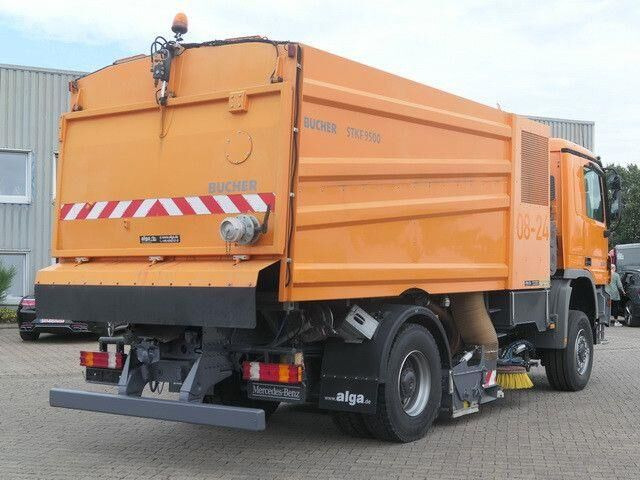 Mercedes-Benz 2032 A Actros 4x4, Bucher STKF 9500, Airport, AC - Kehrmaschine: das Bild 3 Mercedes-Benz 2032 A Actros 4x4, Bucher STKF 9500, Airport, AC - Kehrmaschine: das Bild 3