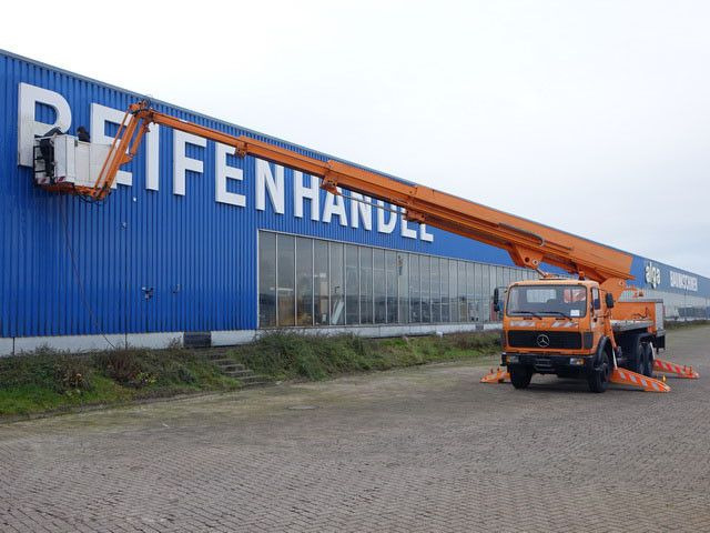 Mercedes-Benz 2222 6x4, Ruthmann, 28m. 3. Sitz - LKW mit Arbeitsbühne: das Bild 3 Mercedes-Benz 2222 6x4, Ruthmann, 28m. 3. Sitz - LKW mit Arbeitsbühne: das Bild 3