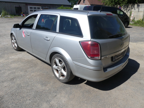 REF:TRF008 - Voiture Opel Astra break (2005-158.167 km) - PKW: das Bild 3 REF:TRF008 - Voiture Opel Astra break (2005-158.167 km) - PKW: das Bild 3