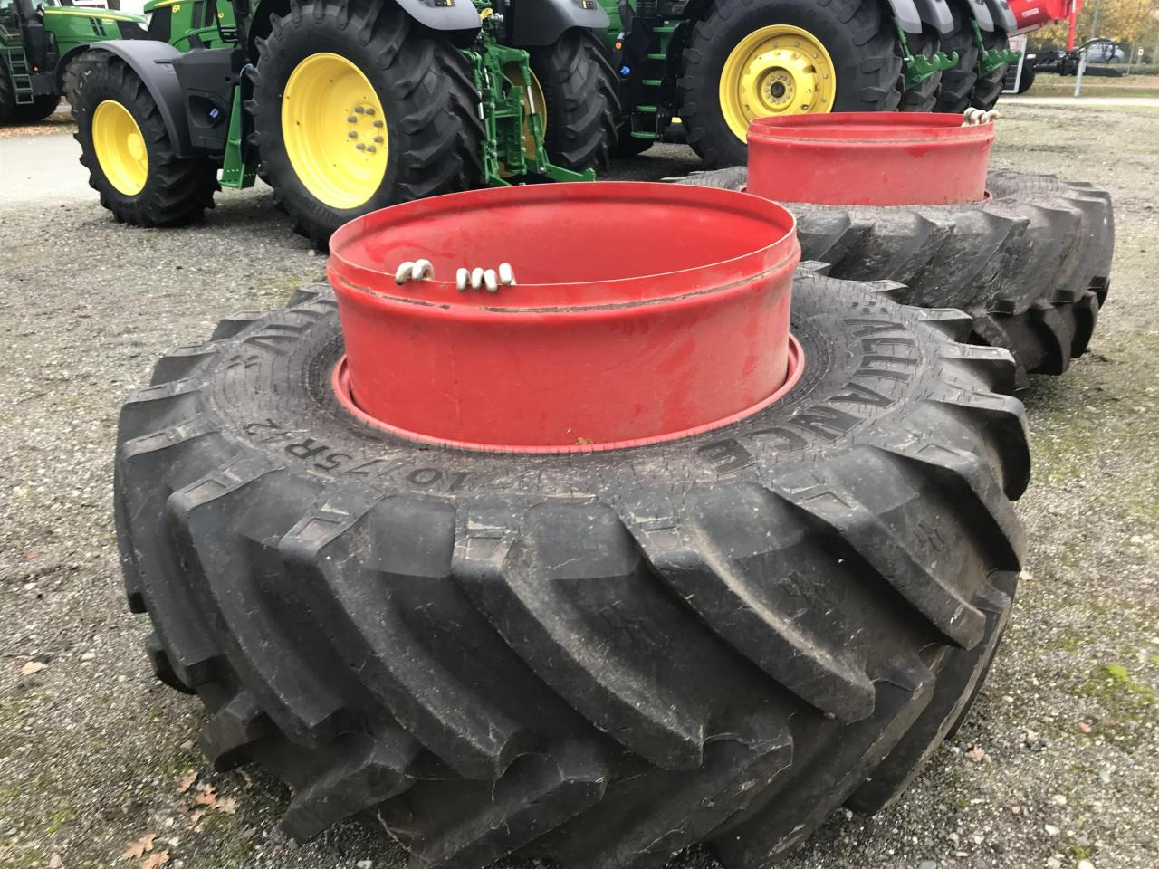Alliance 710/75R42 - Reifen für Landmaschine: das Bild 1 Alliance 710/75R42 - Reifen für Landmaschine: das Bild 1
