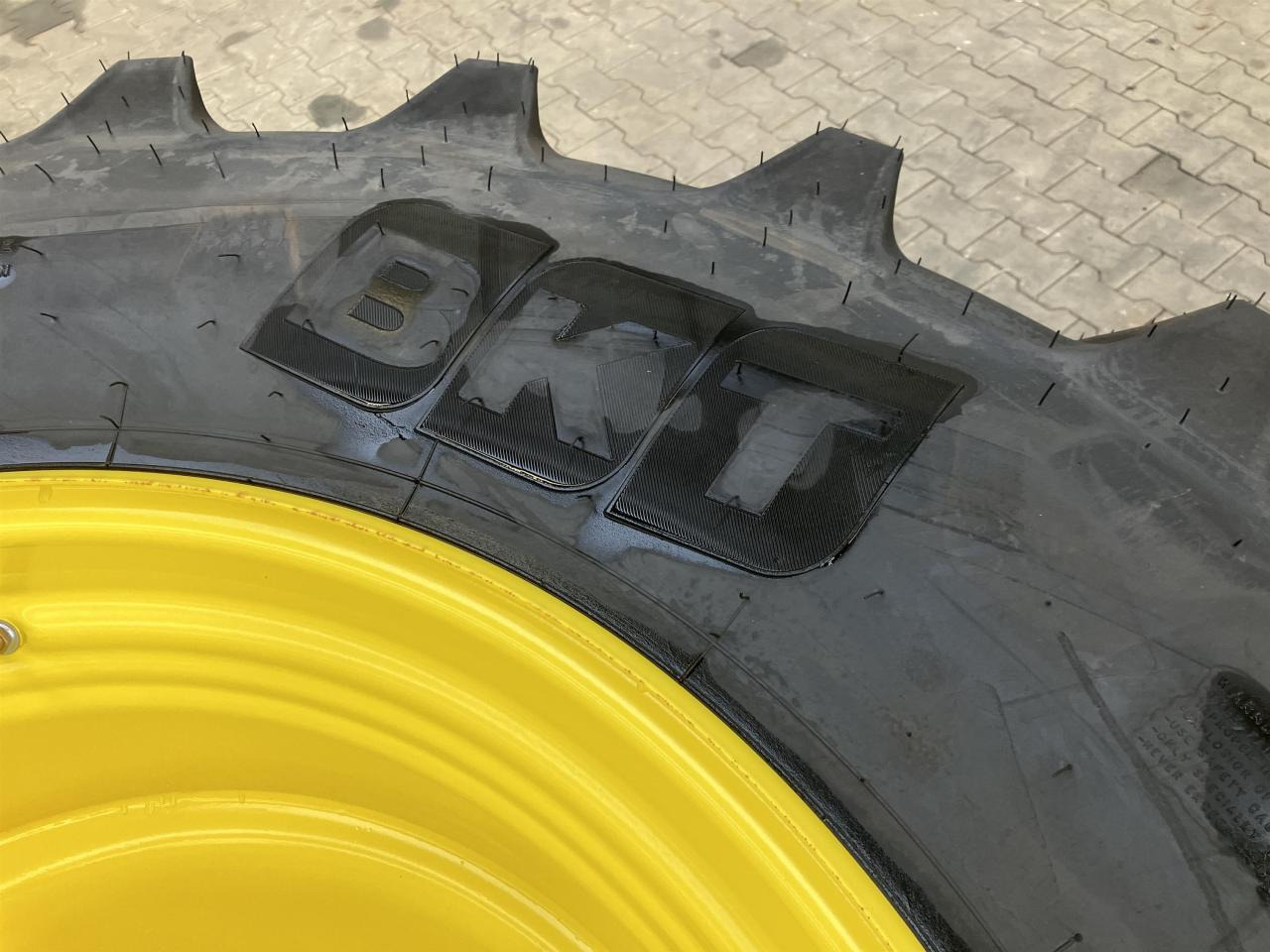 BKT 520/85R38 - Reifen für Landmaschine: das Bild 3 BKT 520/85R38 - Reifen für Landmaschine: das Bild 3