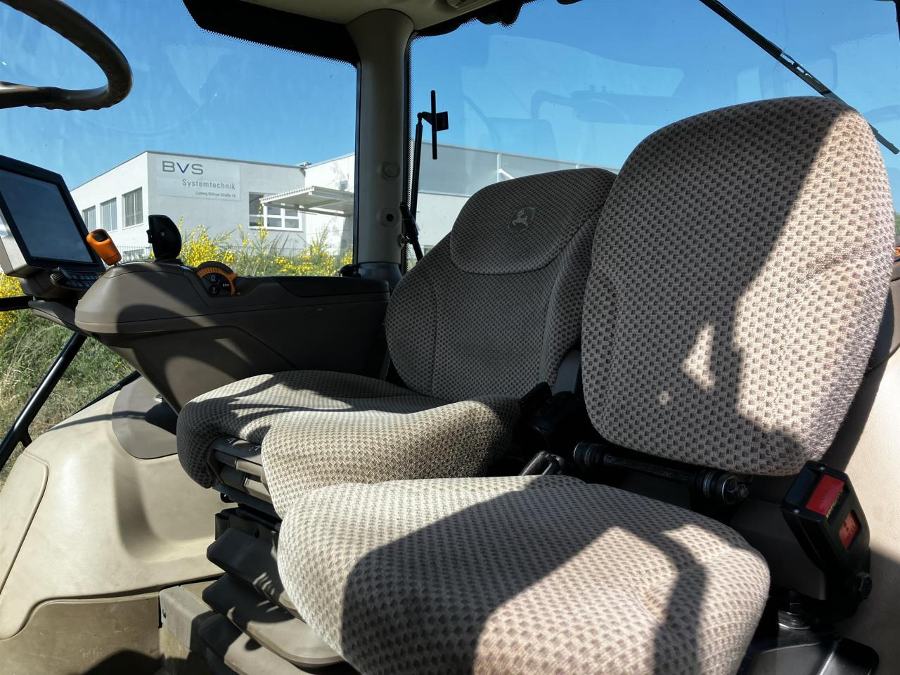 Traktor John Deere 6215R: das Bild 6