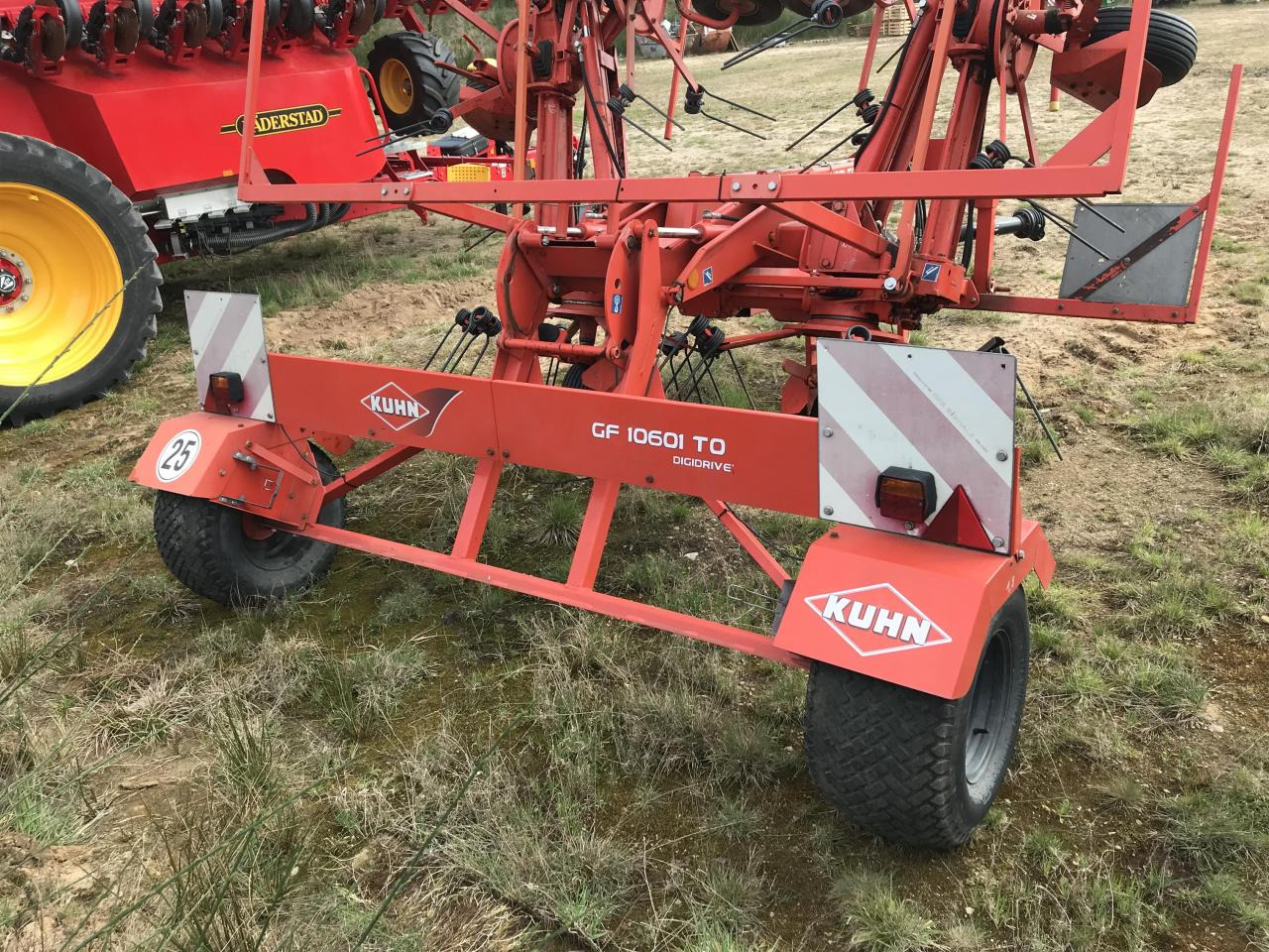 Kuhn GF 10601TO - Heuwender/ Wenderechen: das Bild 5 Kuhn GF 10601TO - Heuwender/ Wenderechen: das Bild 5