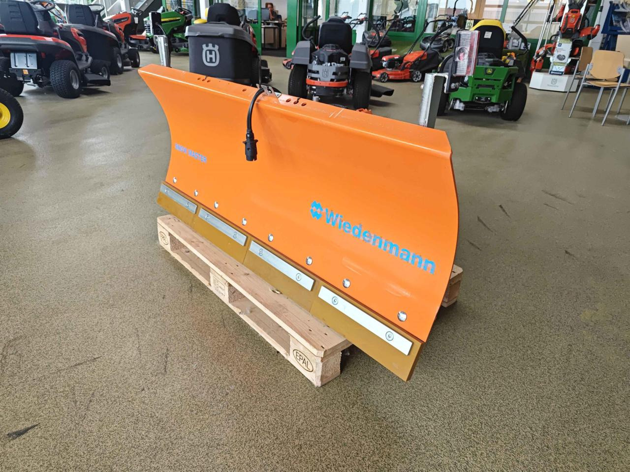 Wiedenmann Snow Master 3809 - Planierschild: das Bild 1 Wiedenmann Snow Master 3809 - Planierschild: das Bild 1