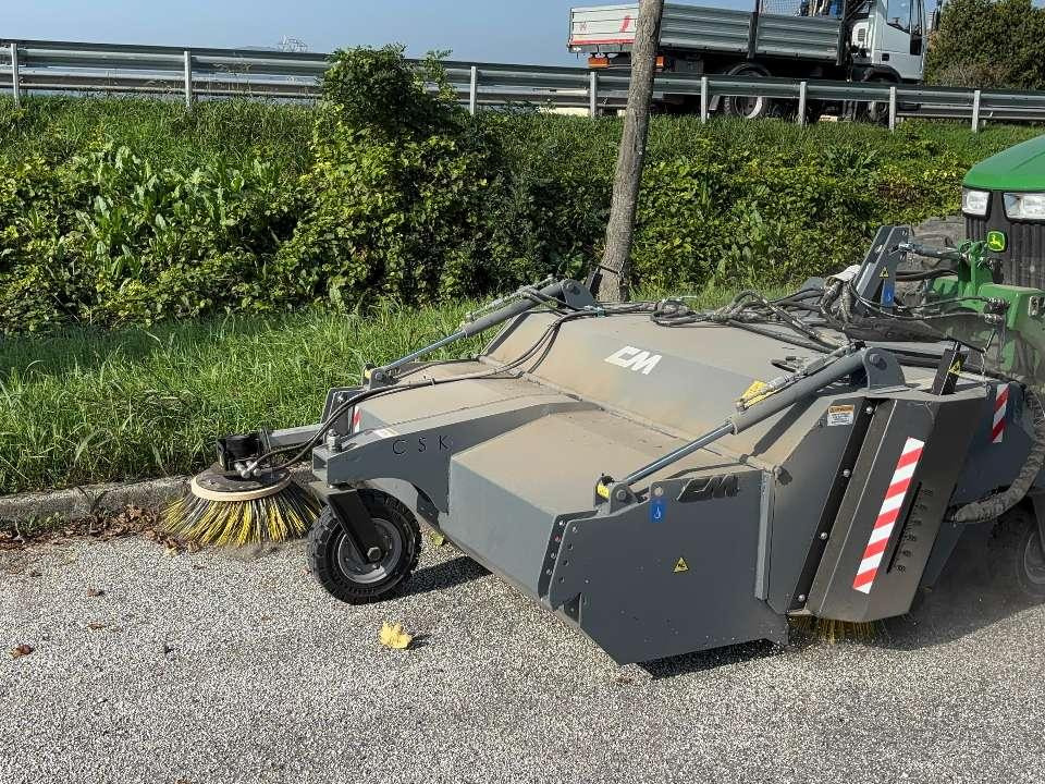 CM Crusher CSK 200 Sweeping Bucket - Kehrbesen für Kompaktlader: das Bild 4 CM Crusher CSK 200 Sweeping Bucket - Kehrbesen für Kompaktlader: das Bild 4