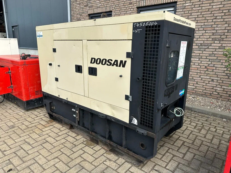 Doosan G40 Mitsubishi Leroy Somer 40 kVA Silent Rental generatorset - Stromgenerator: das Bild 4 Doosan G40 Mitsubishi Leroy Somer 40 kVA Silent Rental generatorset - Stromgenerator: das Bild 4