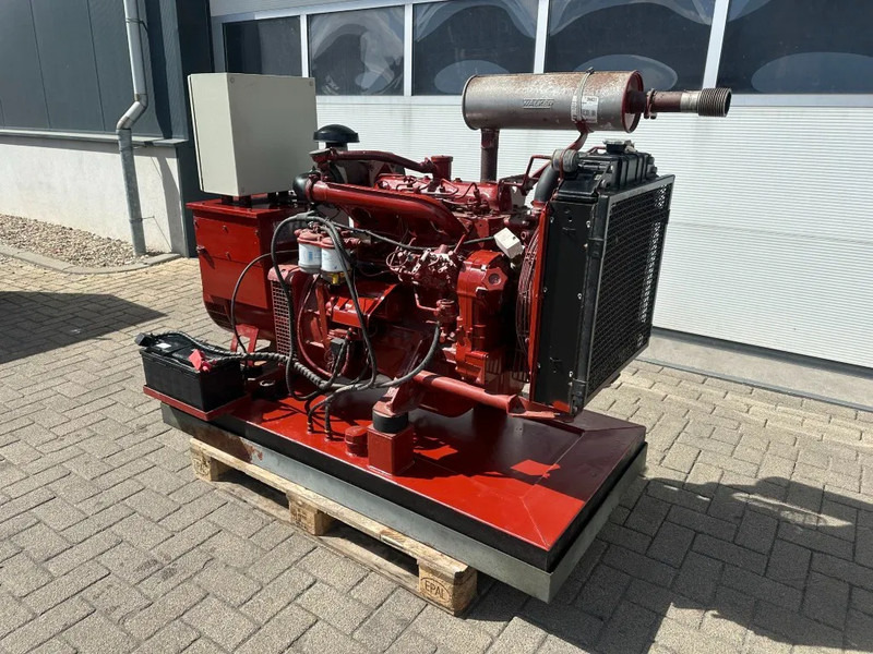 Iveco 8041 I 06.55 Leroy Somer 45 KVA noodstroom generatorset as New ! 104 hours - Stromgenerator: das Bild 1 Iveco 8041 I 06.55 Leroy Somer 45 KVA noodstroom generatorset as New ! 104 hours - Stromgenerator: das Bild 1
