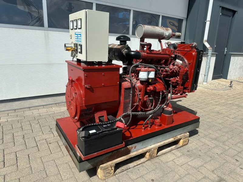 Iveco 8041 I 06.55 Leroy Somer 45 KVA noodstroom generatorset as New ! 104 hours - Stromgenerator: das Bild 3 Iveco 8041 I 06.55 Leroy Somer 45 KVA noodstroom generatorset as New ! 104 hours - Stromgenerator: das Bild 3