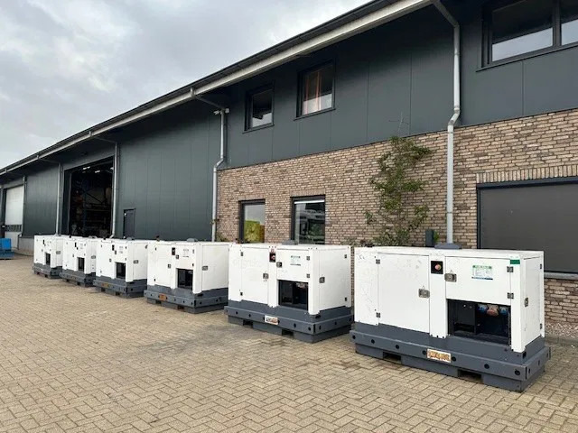 Stromgenerator Iveco FPT F32 AM1A Leroy Somer 32 KVA Silent generatorset 660 hours !: das Bild 14