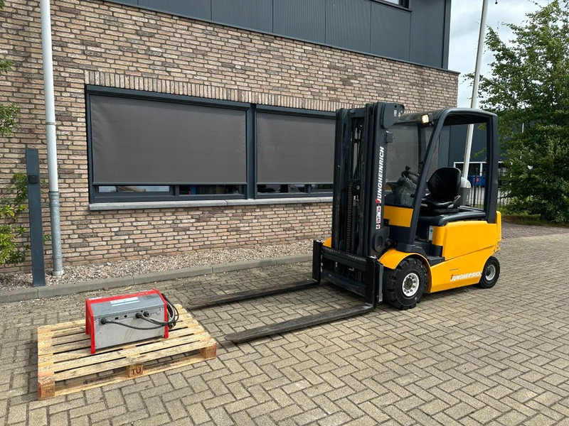 Jungheinrich EFG 425 K 2.5 ton Triplex Freelift Sideshift Elektra Heftruck - Elektrostapler: das Bild 4 Jungheinrich EFG 425 K 2.5 ton Triplex Freelift Sideshift Elektra Heftruck - Elektrostapler: das Bild 4