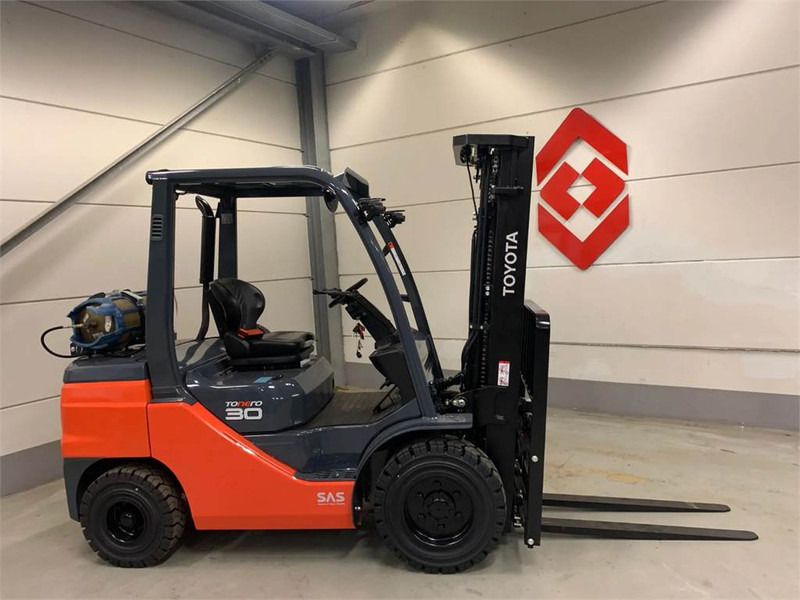 Toyota 02-8FGF30 - Treibgasstapler: das Bild 1 Toyota 02-8FGF30 - Treibgasstapler: das Bild 1