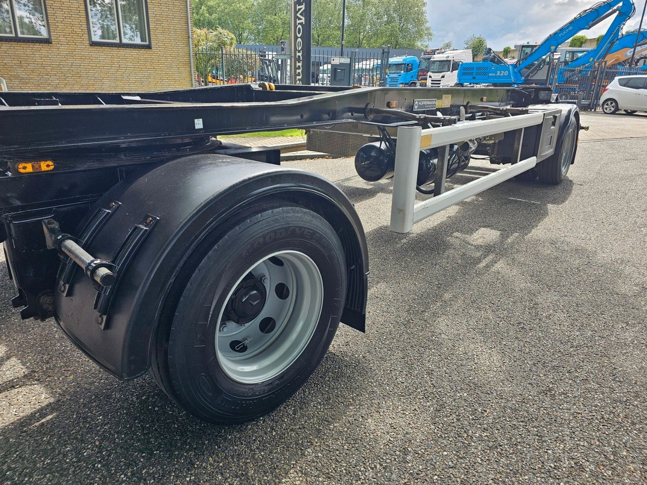 Abrollanhänger/ Absetzanhänger Hüffermann HSA 18.70 Mit Schlitten: das Bild 11