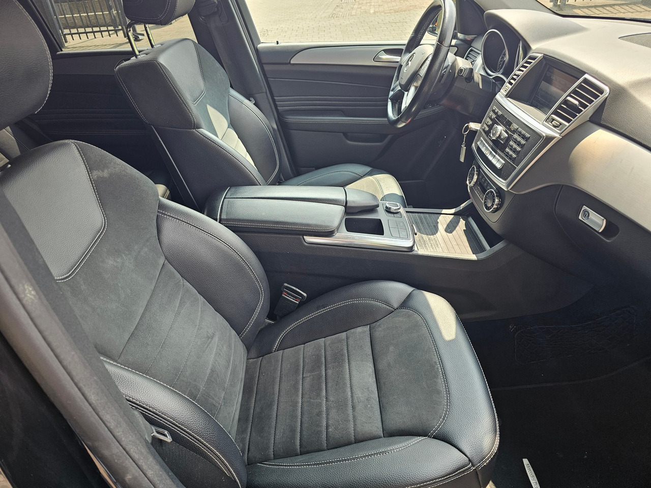 SUV/ Geländewagen Mercedes Benz ML 350 Bluetec AMG: das Bild 12