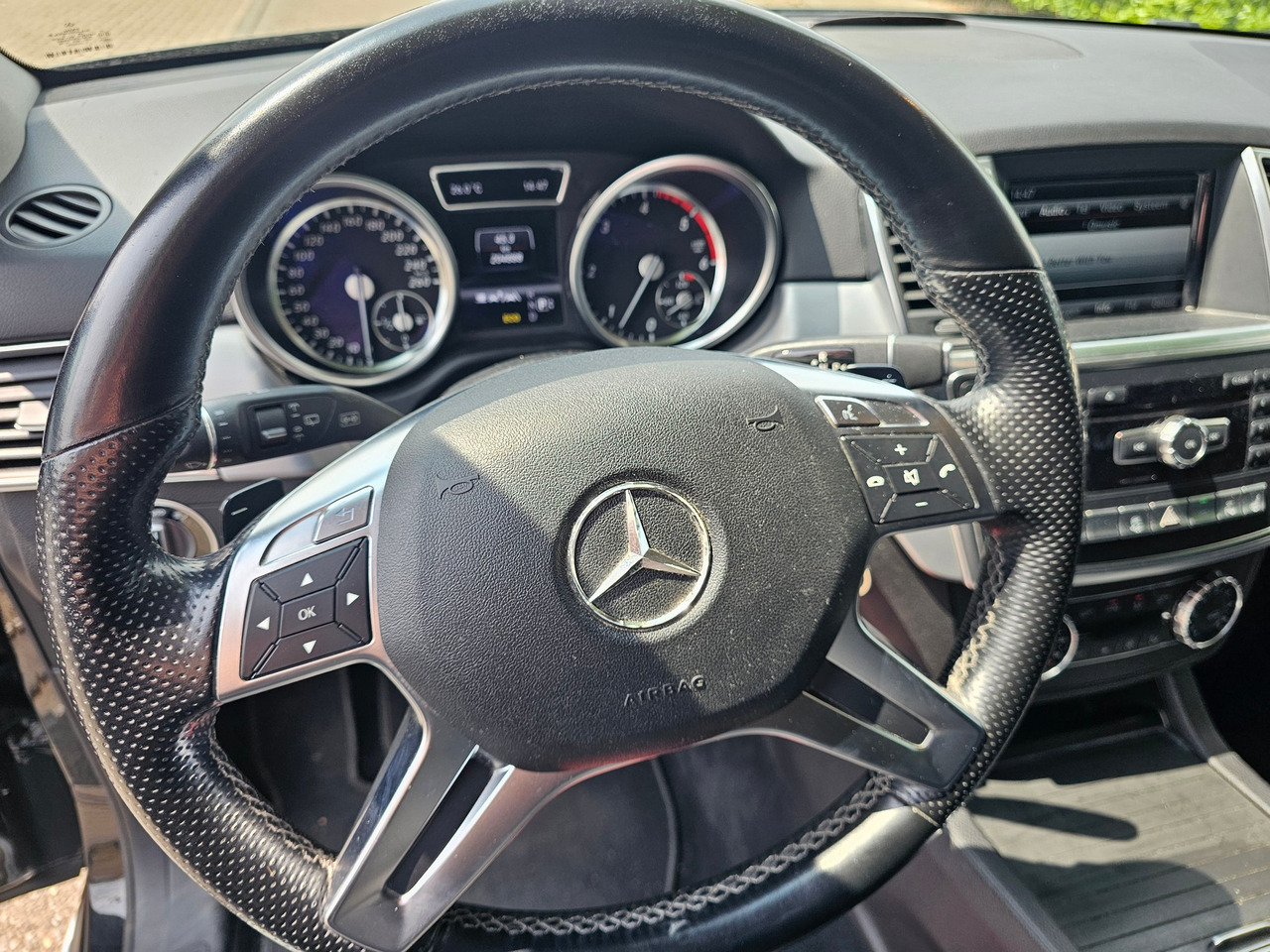 SUV/ Geländewagen Mercedes Benz ML 350 Bluetec AMG: das Bild 8