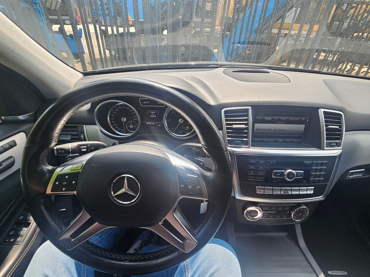 SUV/ Geländewagen Mercedes Benz ML 350 Bluetec AMG: das Bild 16