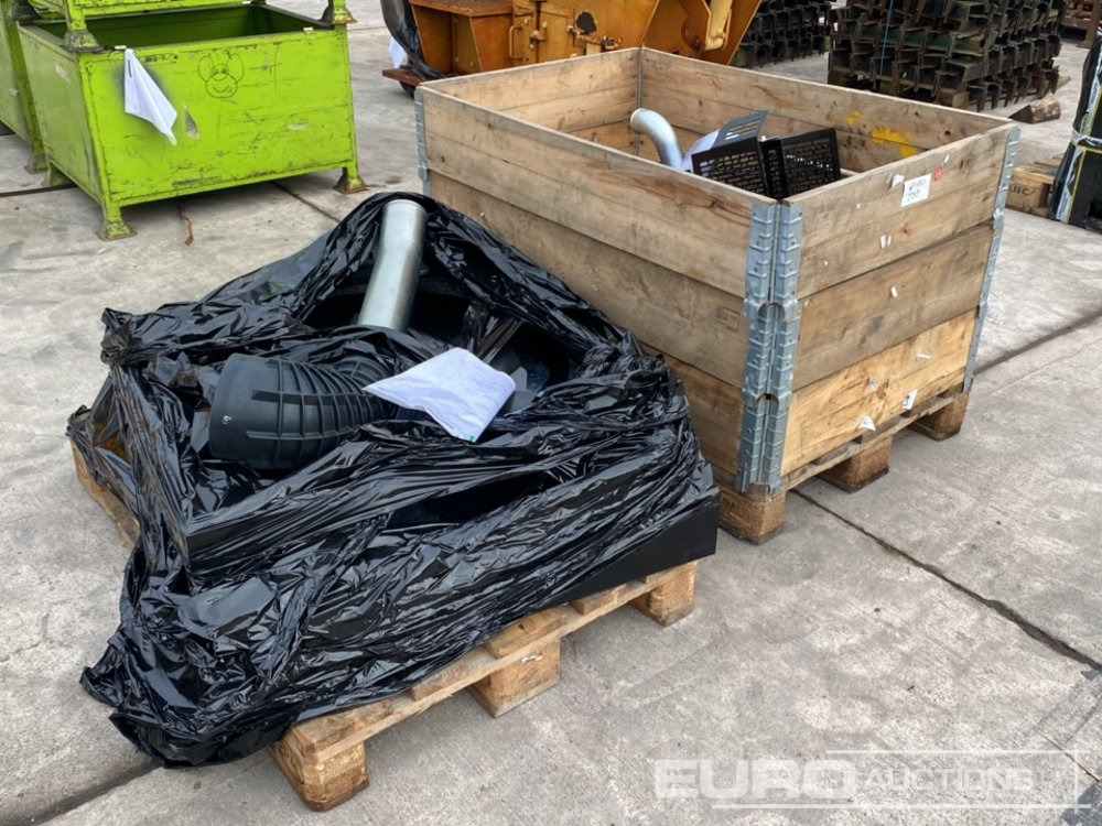 Pallet of Filter Housing, Pipe Work, Radiator to suit CAT (2 of) - Ersatzteile für Baumaschine: das Bild 1 Pallet of Filter Housing, Pipe Work, Radiator to suit CAT (2 of) - Ersatzteile für Baumaschine: das Bild 1