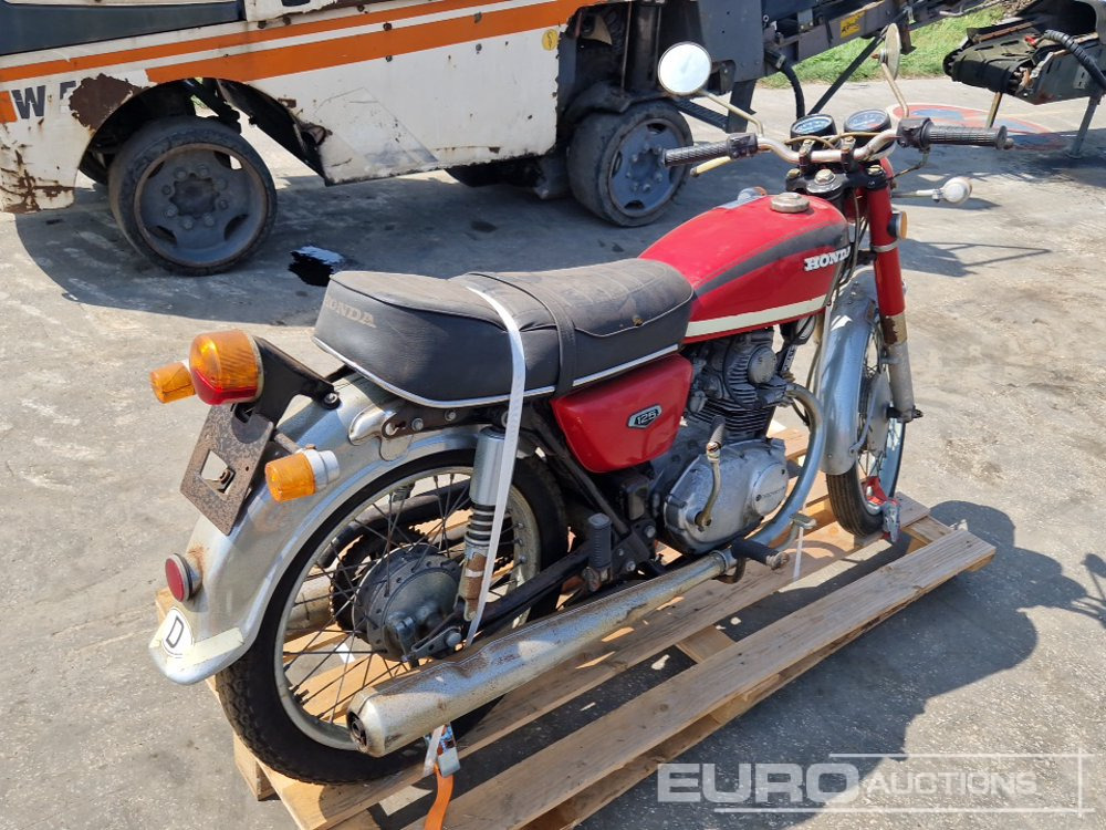 Honda 125 - Motorrad: das Bild 3 Honda 125 - Motorrad: das Bild 3