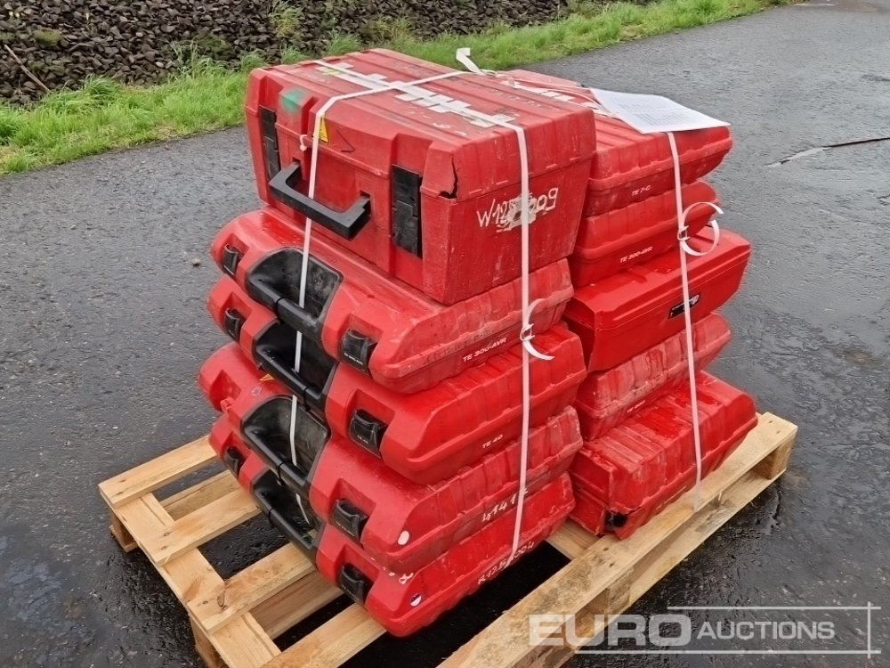 Pallet of Assorted Hilti Tools, Demolition Hammer, Needle Gun, Rotary Hammer, Leveling Laser - Baugeräte: das Bild 1 Pallet of Assorted Hilti Tools, Demolition Hammer, Needle Gun, Rotary Hammer, Leveling Laser - Baugeräte: das Bild 1