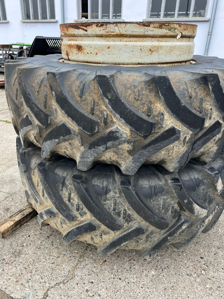 Kleber Zwillinge 20.8 R38 - Felgen und Reifen: das Bild 1 Kleber Zwillinge 20.8 R38 - Felgen und Reifen: das Bild 1