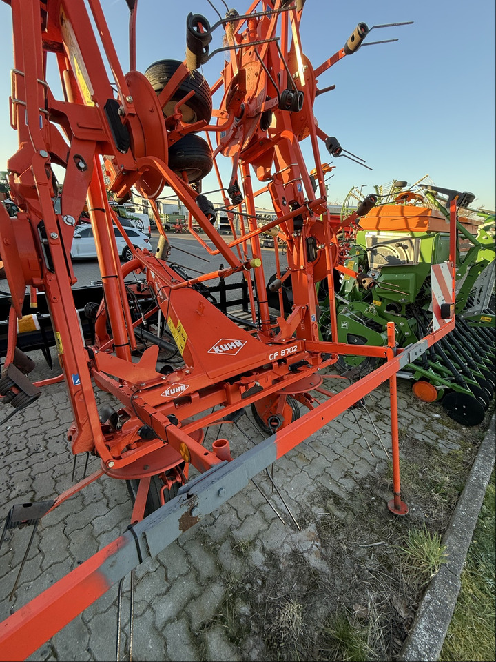 Kuhn Heuwender GF 8702 - Heuwender/ Wenderechen: das Bild 2 Kuhn Heuwender GF 8702 - Heuwender/ Wenderechen: das Bild 2