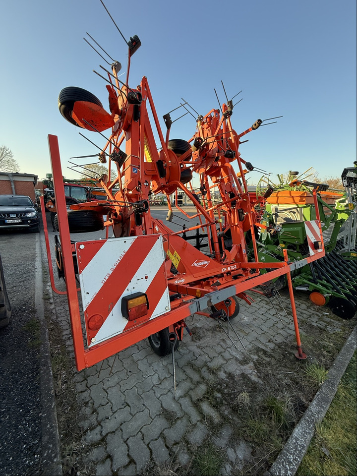 Kuhn Heuwender GF 8702 - Heuwender/ Wenderechen: das Bild 4 Kuhn Heuwender GF 8702 - Heuwender/ Wenderechen: das Bild 4