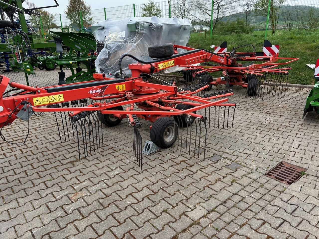Kuhn Schwader 6632 - Heuwender/ Wenderechen: das Bild 1 Kuhn Schwader 6632 - Heuwender/ Wenderechen: das Bild 1