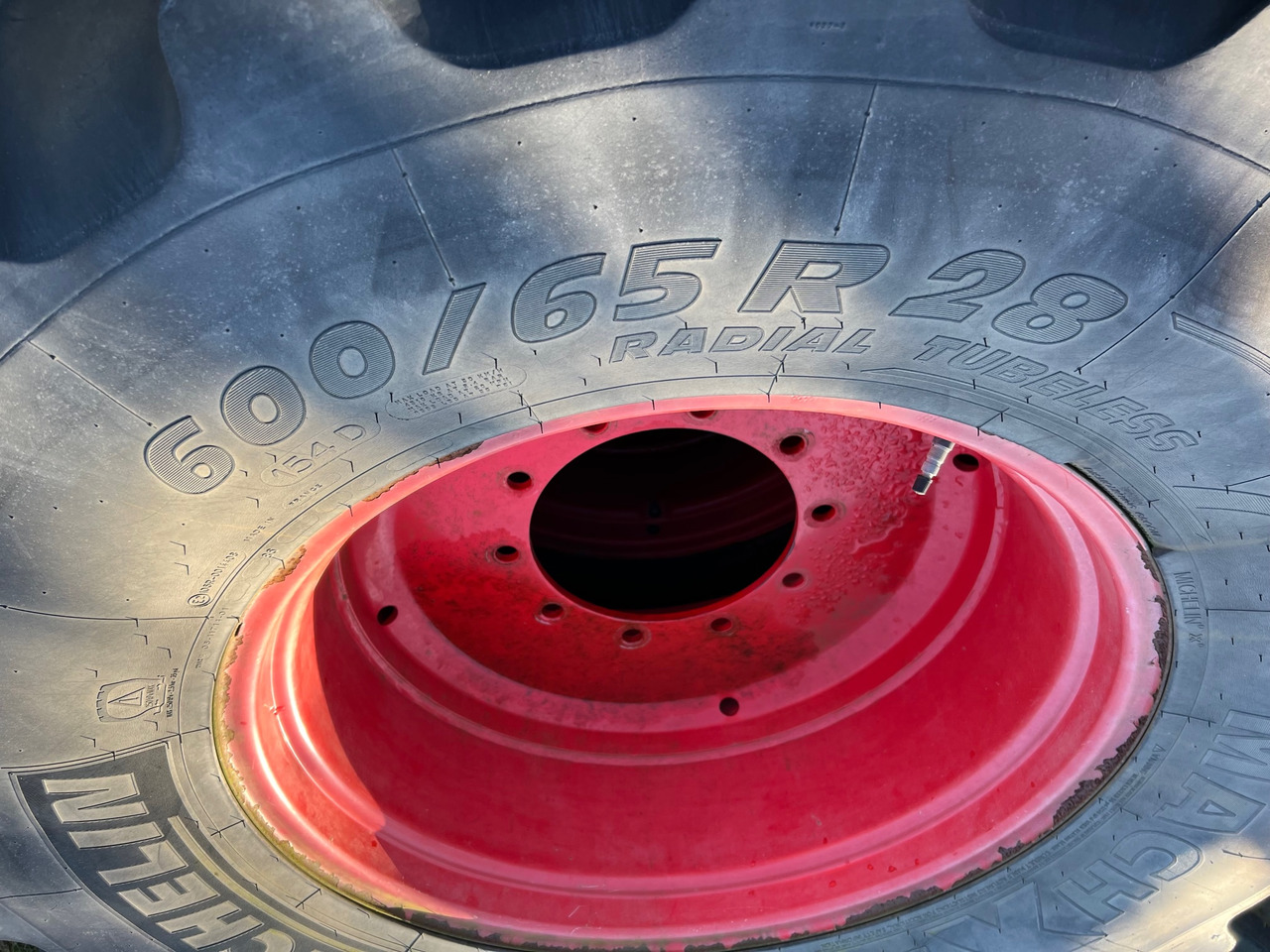 Michelin 1x Rad 600/65 R28 - Felgen und Reifen: das Bild 1 Michelin 1x Rad 600/65 R28 - Felgen und Reifen: das Bild 1